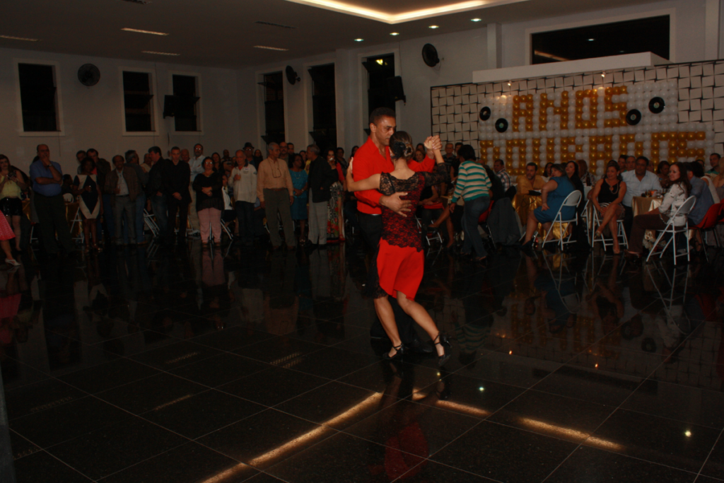 dança de salão no baile dos anos dourados